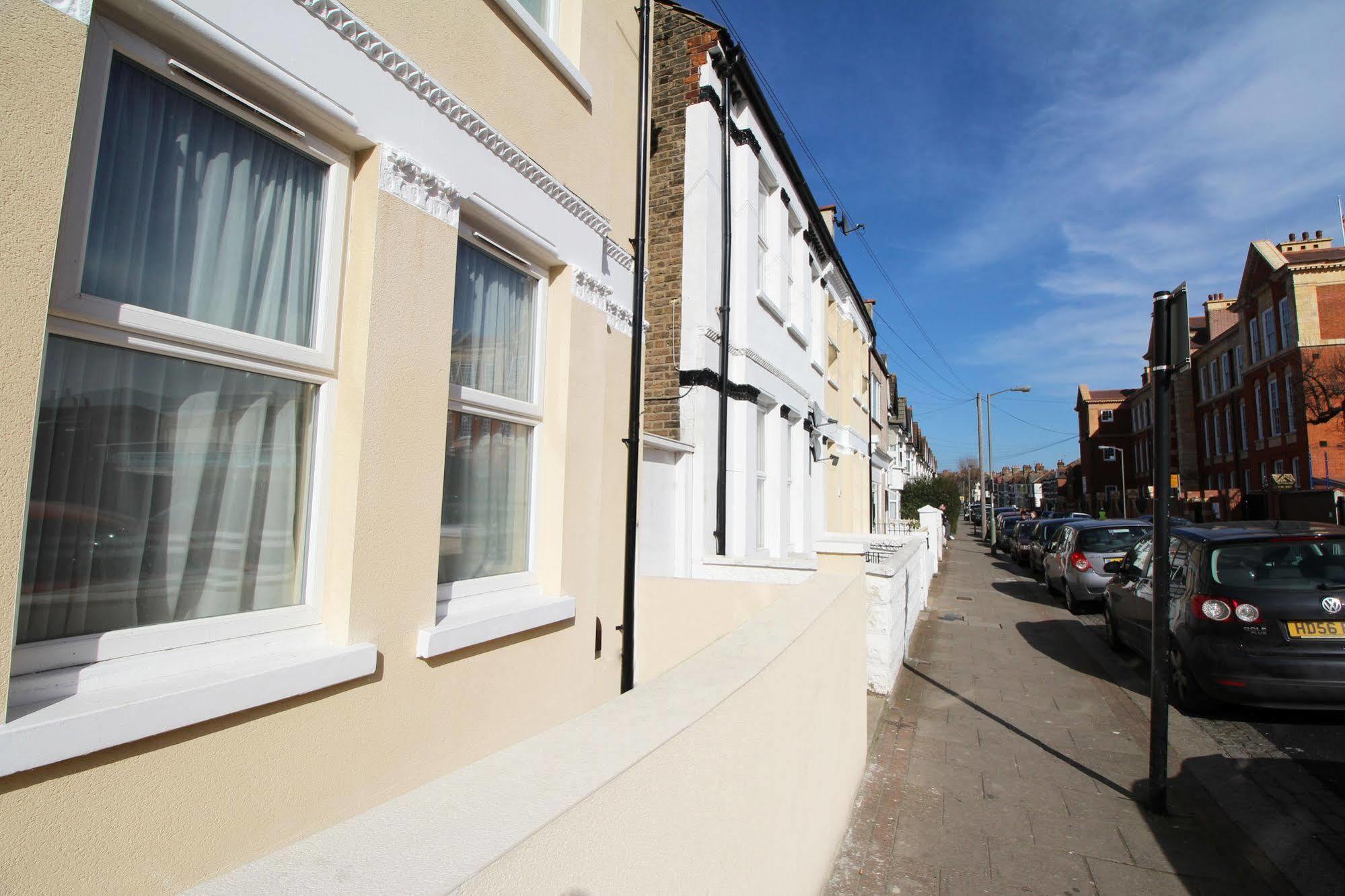 Flexistay Aparthotel Tooting Londra Exterior foto
